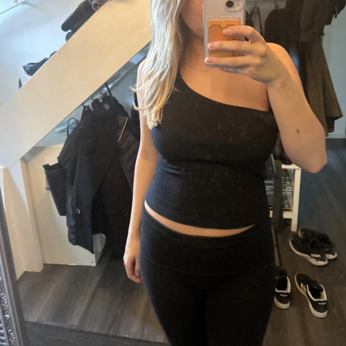 Svart ribbad oneshoulder topp - 1