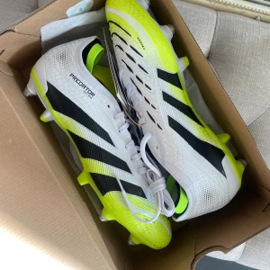Adidas predator helt oanvända - Helt nya adidas predator. Storlek 43. Köpt för 2399. Kvitto o allt medföljer