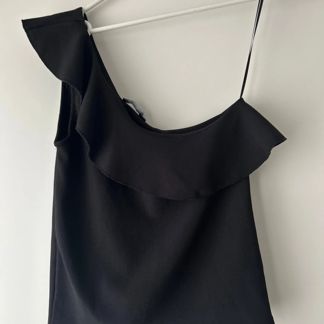 Svart volang topp från Stradivarius