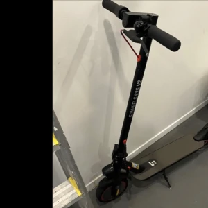 E-Wheels E2S V2 - E-Wheels E2S V2 elscooter i gott skick. Hopfällbar design, robust ram och bekväma handtag. Utrustad med skivbroms, stötdämpning och LED-belysning. Perfekt för smidig pendling i staden. Inga synliga större defekter eller slitage.