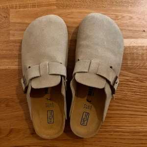 Birkenstock Boston clogs  - ❌INGET PAX!!!  FÖRST I KVARN ❌ Birkenstock clogs i färgen sand, endast använda ett fåtal gånger och väldigt bekväma! pris kan diskuteras 🤩