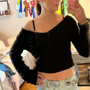 Brun croppad stickad tröja Gina Tricot - Brun croppad stickad tröja från Gina Tricot med offshoulder-design och lång ärm. Tröjan har en loose passform och är perfekt för dig som gillar en avslappnad men trendig stil. Den supermjuk och skön och är helt ny