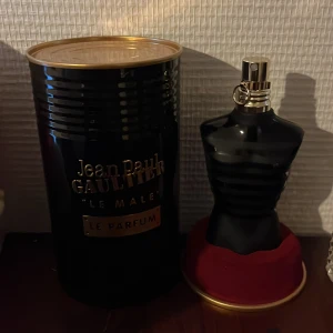 Jean Paul Gaultier Le Male - Stilren och ikonisk parfym från Jean Paul Gaultier. Le Male Le Parfum kommer i en unik flaska och är perfekt för dig som vill sticka ut. En modern klassiker som snabbt blivit populär bland unga. OBS DET ÄR UNGEFÄR 25-30 av 75 ml kvar. Svårt att se exakt 