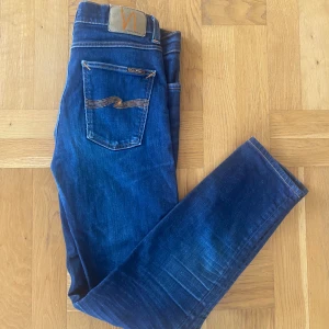 Nudie jeans Lean Dean  - Ett par otroligt snygga nudie jeans i modellen Lean Dean. Färgen är mörkblå med en selvedge aktig tvätt med snygga kontraster. Jeansen är i perfekt skick utan några defekter alls. Storlek 31/34. Sitter bra på mig som är 177cm/60kg. Nypris 1600 vårt pris 599 Priset är diskuterbart.