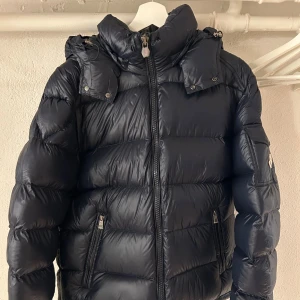 Helt ny Moncler Maya Navy - Helt ny: Moncler Maya Navy storlek XL motsvarar mer L är 187 sitter perfekt