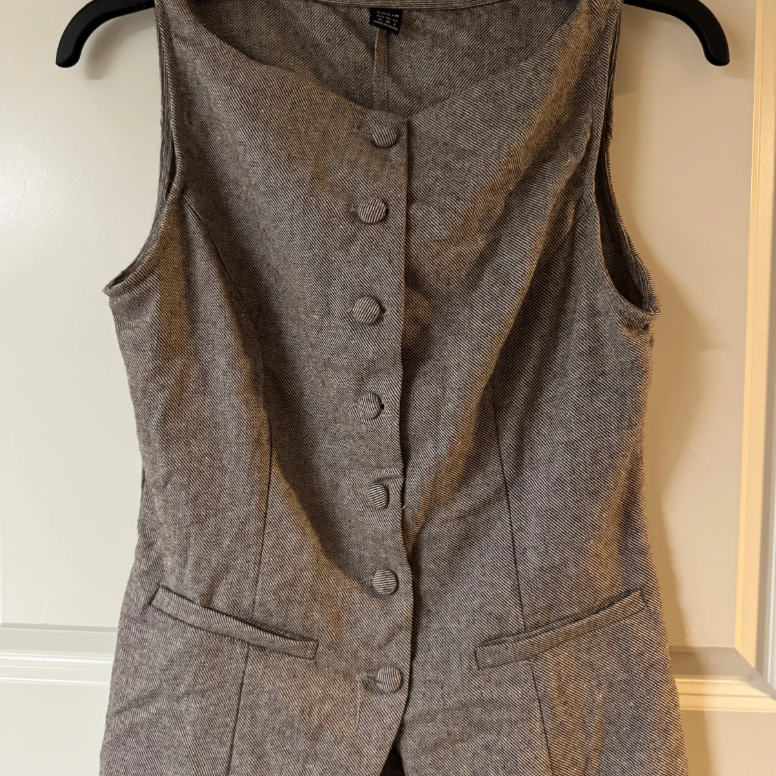 Grå manchesterväst med knappar