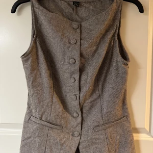 Grå manchesterväst med knappar - Snygg grå väst i manchestertyg med matchande shorts , storlek s/m 