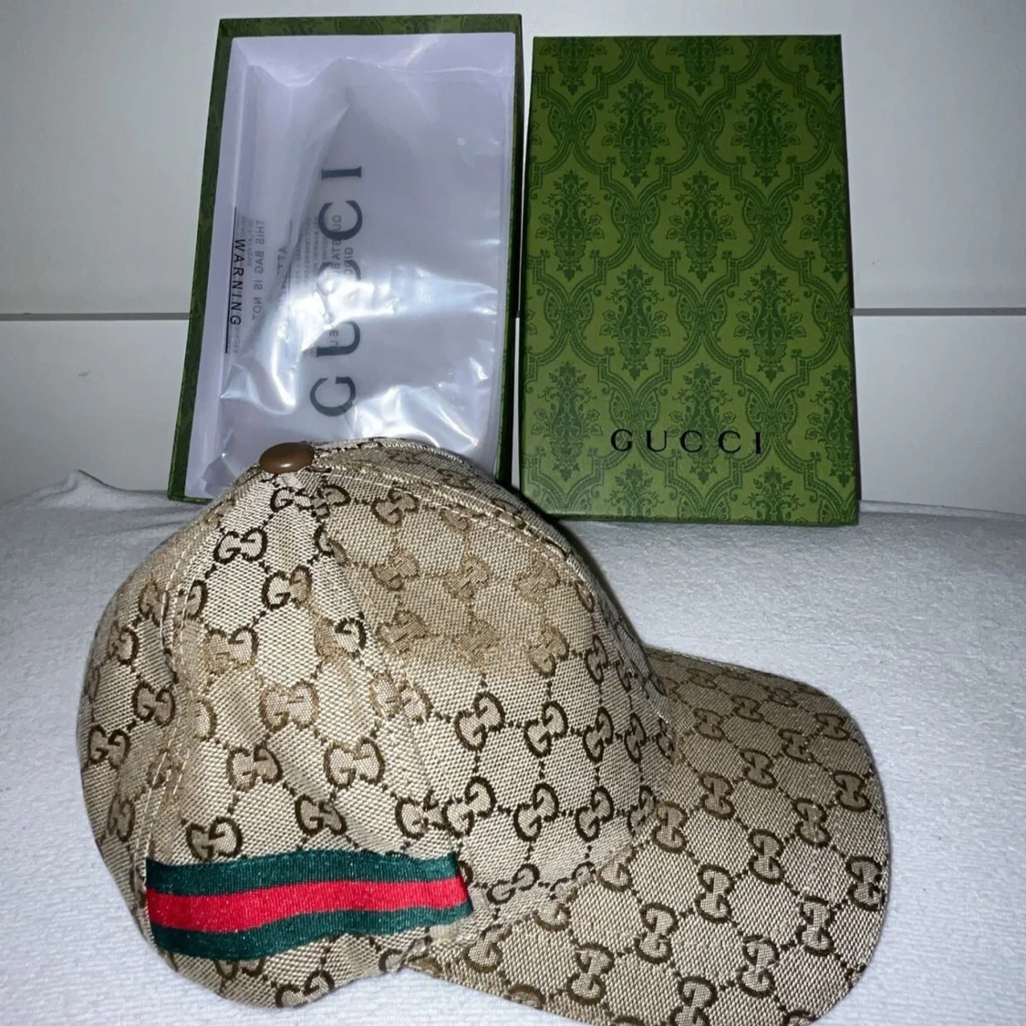 Beige Gucci keps