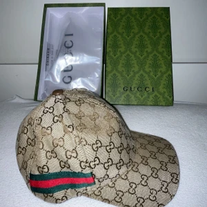 Beige Gucci keps - Beige Gucci keps med en tag och kommer med låda och har tag