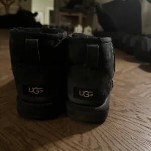 Ugg - Snygga Uggs, ett hål i skon men går säkert att sy igen har tyvärr inte tiden för det så säljer dem vidare har även vuxit ut dem, perfekta till hösten å vintern som kommer nu kan diskutera om pris. Skriv till mig för fler bilder💕