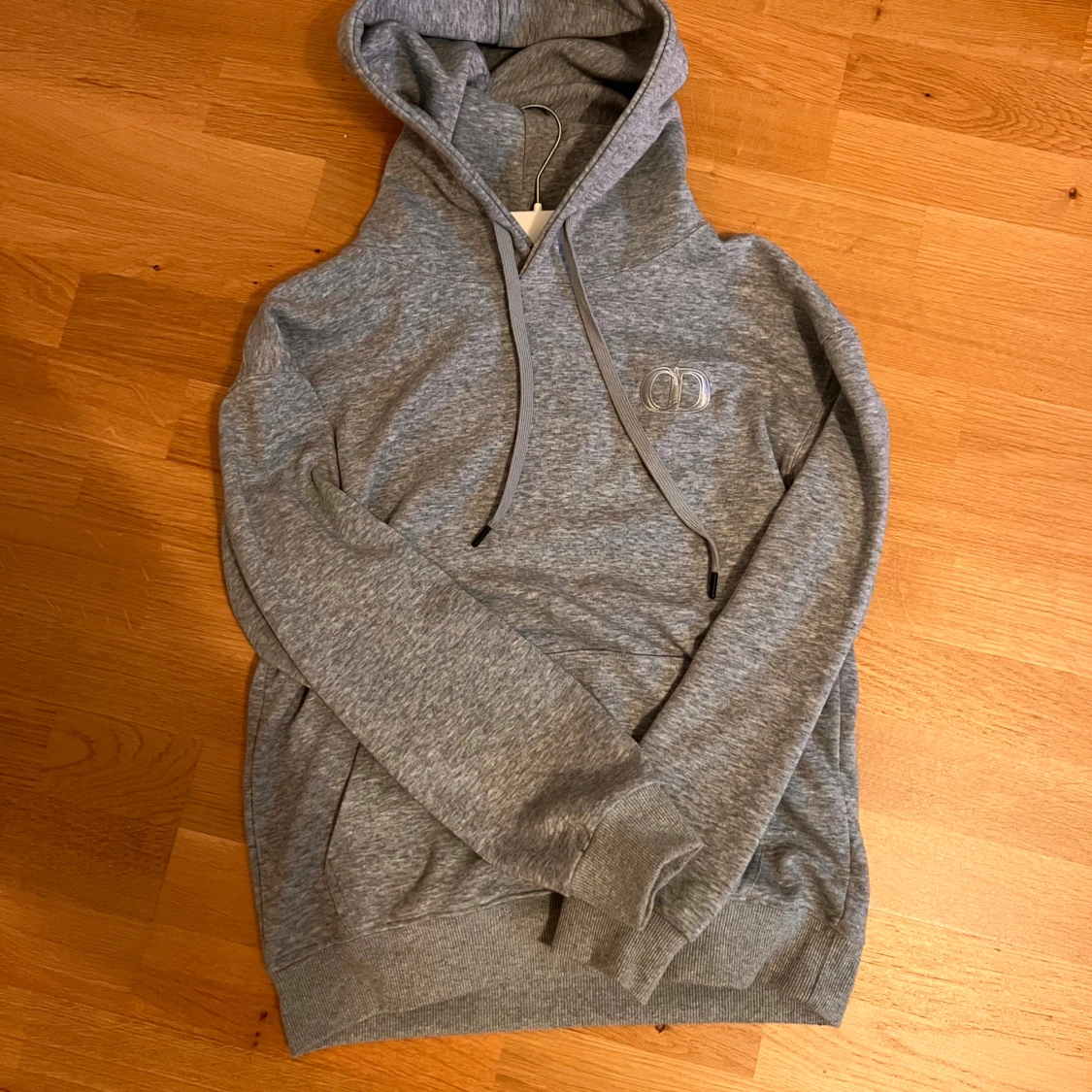 Grå hoodie med broderad logga - 2