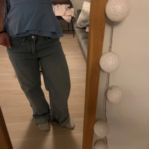 Ljusblå baggy jeans med låg midja - Säljer ett par ljusblå jeans med rak, baggy passform och låg midja. Jeansen är i storlek 36 och lite förlånga för mig, därav uppvikta nertill. Köpta på Sellpy och saknar märke 