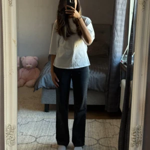 Svarta raka jeans  - Säljer ett par svarta jeans med rak passform. Jeansen är köpta från Vera Moda.  Priset går att diskutera vid snabbare affär 