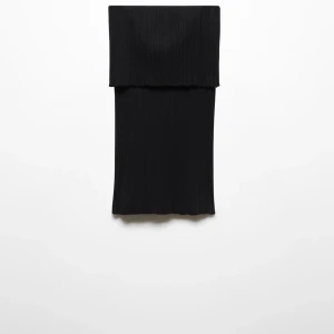 Svart ribbad tubtopp från &otherstories - Svart tubktopp från &otherstories med ribbad struktur och figurnära passform. Toppen är axelbandslös och ger en modern och stilren look. Perfekt för dig som gillar minimalistisk design och vill ha en topp som sticker ut med sin coola ribbade yta. Är i ull, och där med mycket bra kavlitet. Ordinatie pris är ca 450kr.