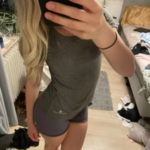 Mörkgrå tränings t-shirt - Säljer en mörkgrå tränings t-shirt i storlek XS. T-shirten har en slim passform, rund hals och korta ärmar. Materialet är mjukt och stretchigt. perfekt för träning. Diskret logga framtill. Snygg och enkel design.