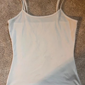 Vitt linne - Säljer pga sällan använd.