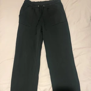 Svarta mjukisbyxor - Storlek M, i bra skick 