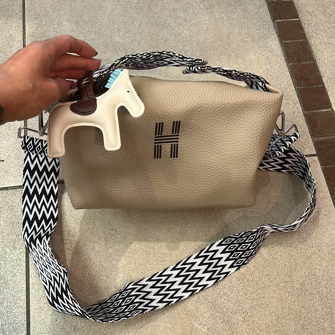 Beige axelväska med pärlor och strass - 3