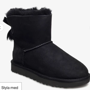 Ugg - Mini Bailey Bow - Ugg Mini Bailey Bow som är köpta på Jackie för 1år sen för 2700kr, kvitto finns samt medföljande kartong. Sparsamt använda, ända defekt är små grushål under sulan men inget märkvärdigt. Skriv för flera bilder 
