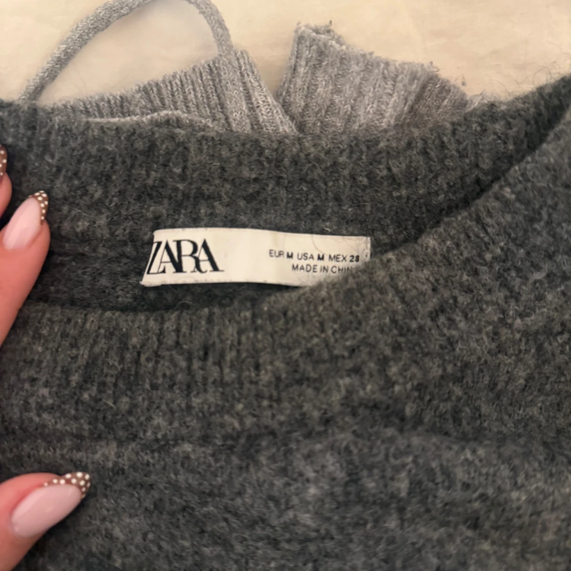 Mörkgrå stickad tröja från Zara - 3