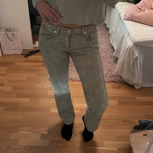 Grå jeans - Säljer ett par grå lågmidjade jeans med raka ben. De är i storleken W28 L32  och de är från weekday💕