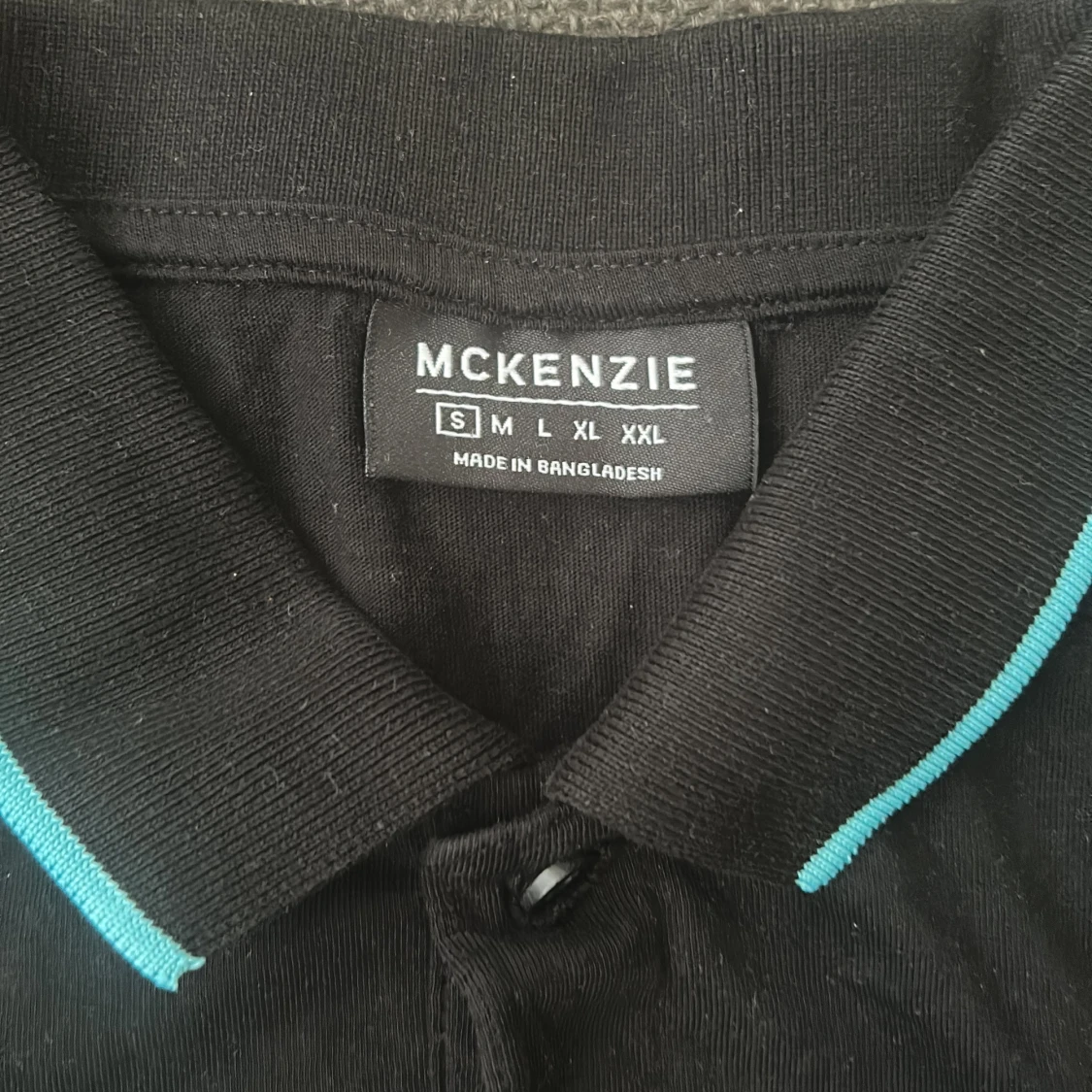 En svart skjorta med blåa märken  - 2