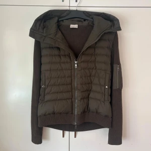 Mörkgrön Moncler cardigan   - Hej säljer nu en mörkgrön Moncler jacka som nästan är oanvänd, skick 9/10 storleken är XL men den passar bäst på folk som har L skulle jag säga. Den har nfc och allt sånt. Hör av dig vid frågor✅