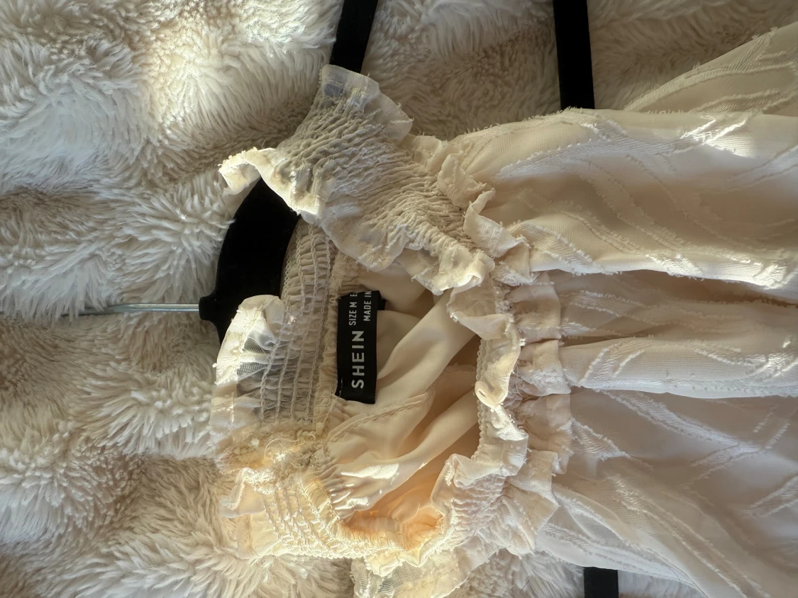 Vit kortklänning med volang från SHEIN - 4