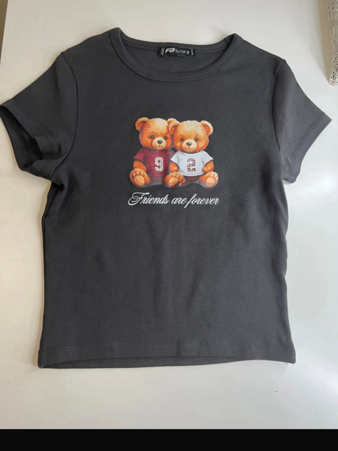 Svart t-shirt med nalletryck