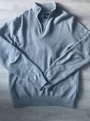 Grå half zip tröja Bondelid  - Säljer en stilren grå tröja från Bondelid i storlek M. Tröjan har en klassisk half zip-dragkedja vid halsen och är långärmad. Perfekt till jeans eller chinos för en clean look. Materialet är mjukt och skönt, troligen bomull eller en bomullsblandning.