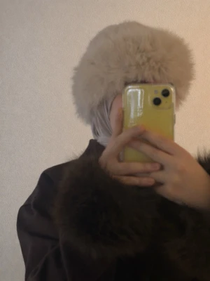 Beige fluffig mössa  - Beige fluffig mössa , väldigt skön i material 💗 