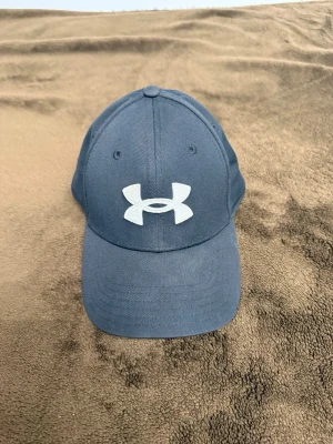 Under armour keps  - Säljer min under armour keps som jag använder sällan den har stått i garderoben 2 månader nu nästan helt ny bara lite använd storlek S