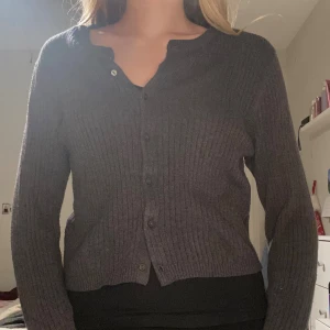 Mörkgrå ribbad kofta med knappar - Säljer en mörkgrå ribbad kofta med långa ärmar och knappar framtill från Lager 157🥰