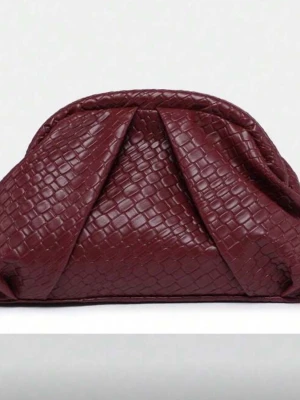 röd clutch  - så snygg clutchväska som rymmer mycket!! Använd fåtal gånger !! 🩵🫰🏼