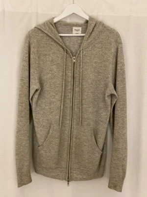 Kashmir Hoodie - John Henric - Säljer min Kashmir hoodie från John Henric. 🔷Storlek: S. Hoodien är i bra skick och känns som ny, men en liten defekt (se bild 5), men man kan enkelt återgärda det.  🔷Nypris: 2999 🔷Mitt pris: 699. Hör av er vid frågor eller funderingar!!