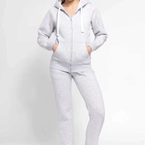 Russemerch Set - Säljer ett set i ljusgrått från Russemerch. Hoodzip i S och sweatpants i XS. Byxorna är i long edition och alltså extra långa (+4cm). Resår i midjan och snörning framtill. Nyskick.