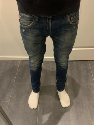 Replay blå jeans faded - Säljer dessa tvärfeta Replay jeansen i blå tvätt, riktigt snygg fade och lite slitningar som är en dela av designen. De är i storlek 32/32 och model jondrill. Skriv gärna vid intresse!