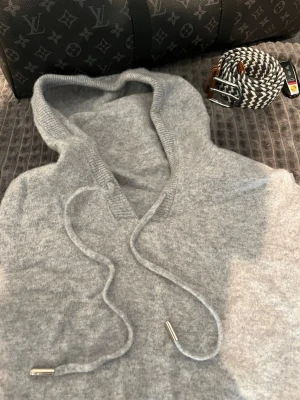 Kashmir/merinoull grå hoddie  - Grå merinoull och Kashmir hoddie storlek 158/164 Xs bra skick köpte för 999kr och säljer för halva priset då den inte e använd så mycket 😁