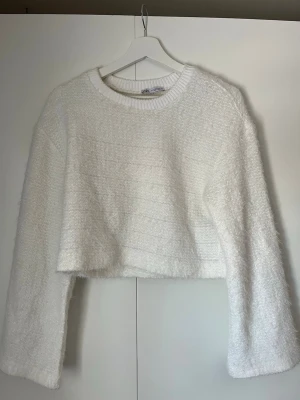 Vit stickad tröja från Zara - Säljer en jättesöt, mjuk och fluffig vit croppad stickad tröja från Zara, storlek S.