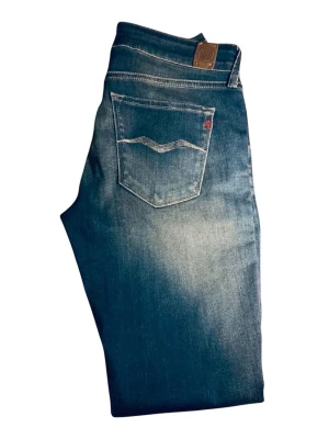 Blåa replay jeans  - Säljer ett par Blåa replay jeans (TOS). Utmärkt kvalité och för ett bra pris. Kontakta vid frågor