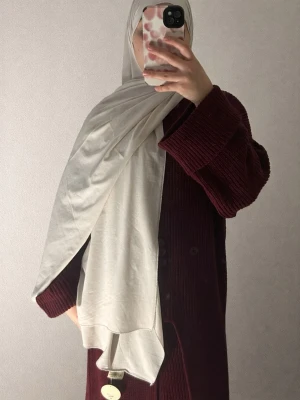 Relax | Hijab  - Relax – den är jättemjuk i materialet och stretchig.  Finns i flera nyanser. Vid intresse kontakta oss via DM.  Pris : 80kr  ريلاكس – مصنوع من خامة ناعمة جدًا وقابلة للتمدد. متوفر بعدّة درجات. إذا كنتِ مهتمّ، التواصل عبر خاص.  السعر : 80kr