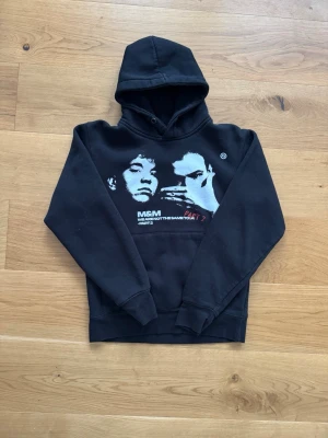 Hoodie M&M - Jätte snygg M&M tour hoodie! Andvänd få gånger. Klippt av snörena, då jag tyckte de inte vart jätte snygga. Köpt för 500kr