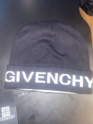 Äkta Givenchy mössa reversable - Äkta Givenchy mössa. Mössan kan byta sida till den vita. Helt ny inte använd. Vid prisförslag eller frågor skriv bara till mig. 😊