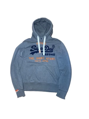 Superdry hoodie M - Säljer en sjukt fet Superdry hoodie i storlek M, True to size. Tröjan är i bra skick 7/10. 