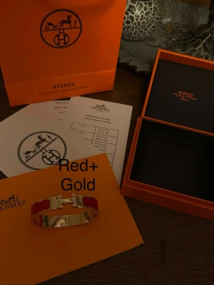 H Armband - Rött och guld. Mycket fint och bra skick