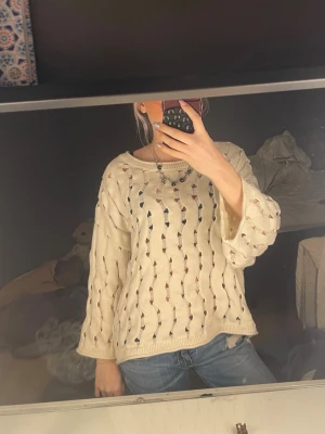 Beige stickad tröja med hålmönster - Säljer en beige stickad tröja med hålmönster.
