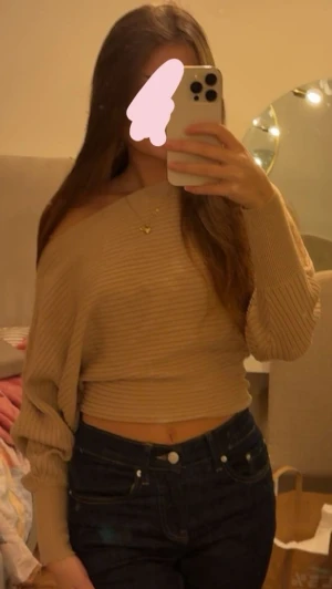 Beige ribbad off shoulder top från Gina Tricot - Säljer en beige ribbad croppad topp med lång ärm och offshoulder-design. Toppen har en snygg, avslappnad passform och är perfekt att styla med höga jeans. Materialet är mjukt och stretchigt, från på Gina Tricot, tröjan är i bra skicka inga synliga defekter. För fler bilder på tröjan så är det bara att skriva!🤍