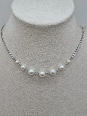 Handgjort halsband  - Material-rostfritt stål. Liknande Maria Nilsdotters smycke.✏️Beteckningen för rostfritt stål – 201 – en lägre klass, kan reagera snabbare med vatten, parfymer och oxidera.