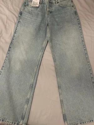 Straight leg jeans - Säljer ett par lågmidjade ljusblåa jeans från Topshop i storlek 30/30, som passar S/M. Jeansen är helt oanvända. Priset kan diskuteras