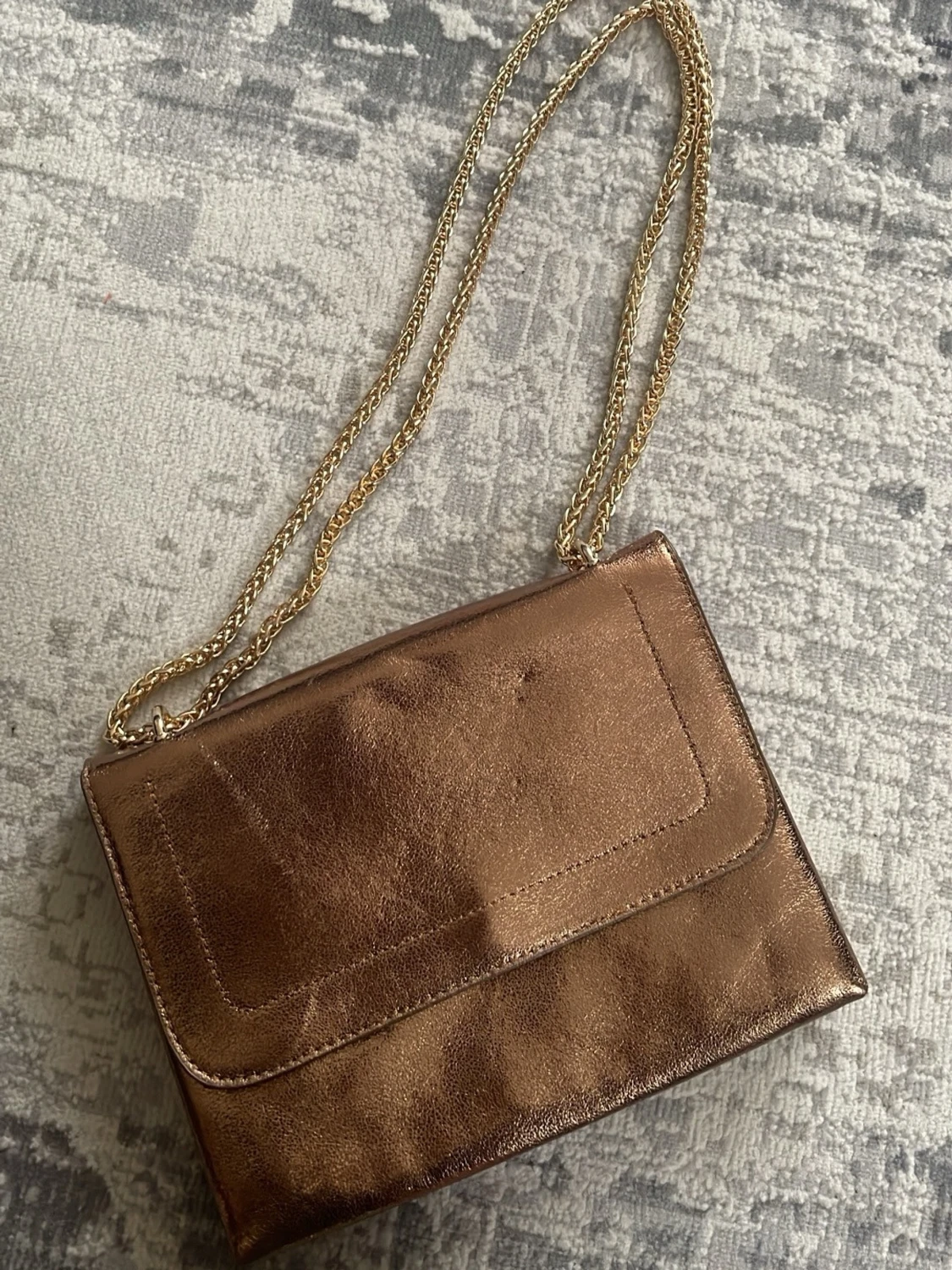 Guldig axelväska med kedjerem - 1